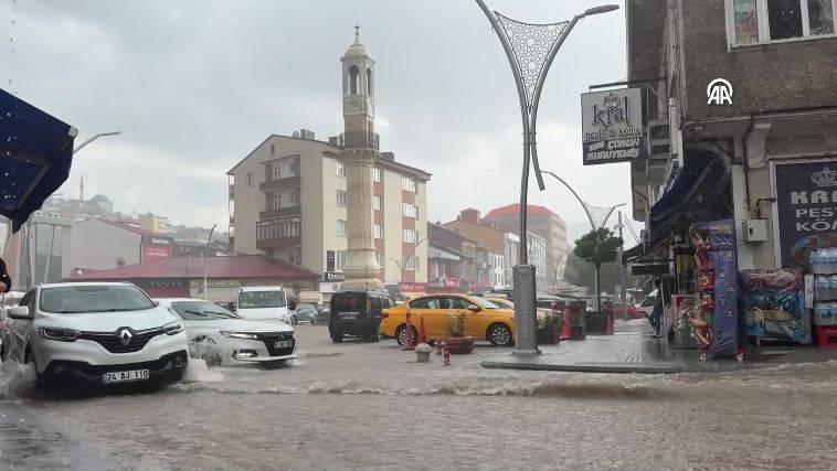 Bayburt'u sağanak vurdu! Cadde ve sokaklar göle döndü 10